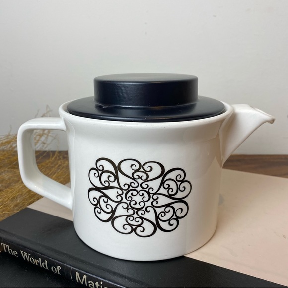 Johnson Bros England MCM Teapot, Medallion Design - Picture 3 of 12